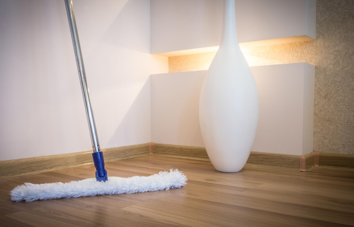 Tett, grønn furuskog i dal omgitt av tåke som slynger seg mellom åsene.